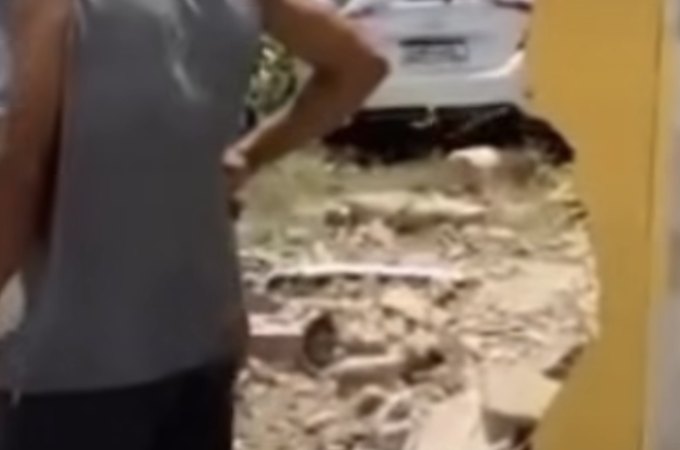 Carro desgovernado invade residência na parte alta de Penedo