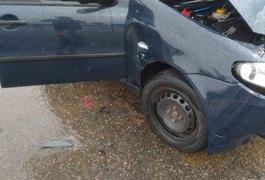 Grave acidente entre carro e caminhão deixa três pessoas feridas em Arapiraca