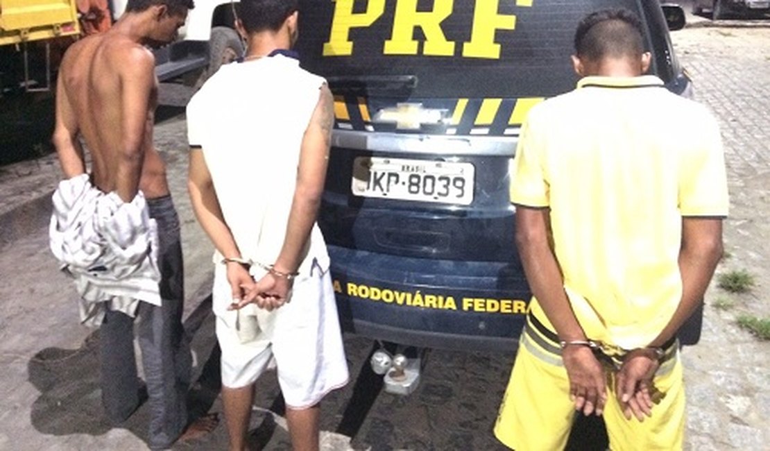 [Vídeos] Quadrilha que assaltava ônibus é presa pela PRF na BR-101