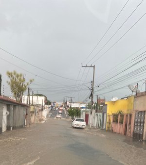Vídeo. Chuvas e ventos fortes voltam a atingir Arapiraca na tarde deste domingo (28)