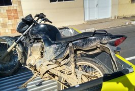 Polícia recupera motocicleta roubada em Atalaia; jovem é detido