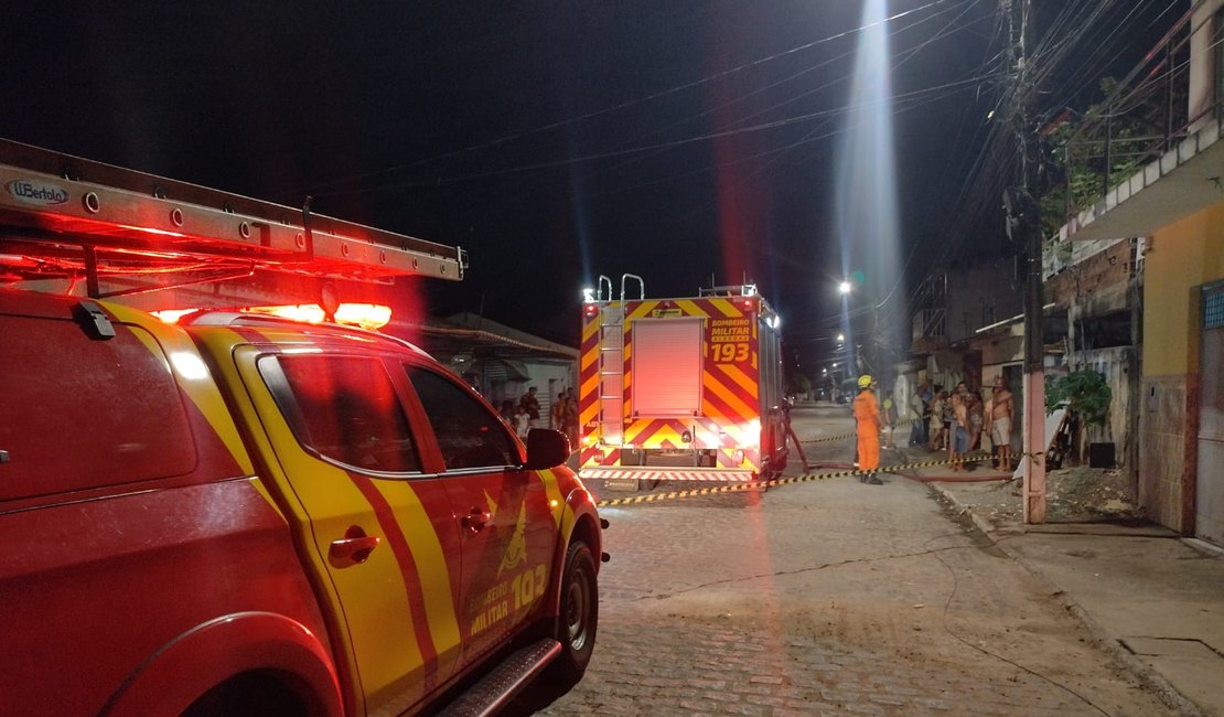 Família esquece de apagar fogo após assar milho no quintal de casa e incêndio é registrado em Arapiraca