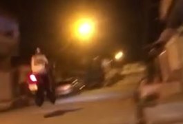 Vídeo mostra motociclista fugindo da polícia em alta velocidade pelas ruas de Maceió