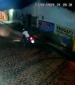 Câmeras flagram perseguição policial a ladrão de moto, em Arapiraca; assista