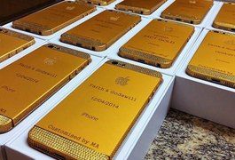 Lembrança de casamento ostentação na Nigéria: iPhone banhado a ouro