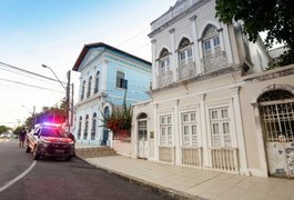 Bandido invade casa onde morava o arcebispo e faz duas adolescentes reféns