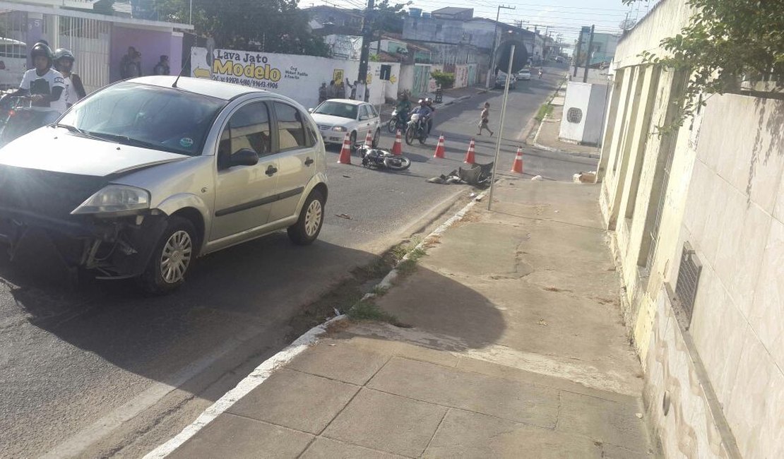 Suspeitos de assaltos colidem contra carro e ficam feridos durante fuga em Arapiraca