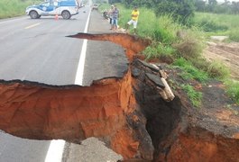 Crateras causadas por chuvas interditam trecho da BR-020 na Bahia