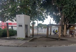 Após vista escurecer e boca espumar, homem fica desacordado em praça de Arapiraca