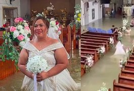 Noiva se casa com água na cintura dentro de igreja alagada e imagens impressionam