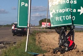 Homem tem parte da perna decepada em colisão entre carro e moto, em Palmeira dos Índios