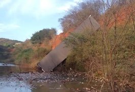 Carreta tomba na Serra das Espias na zona rural de Palmeira dos Índios