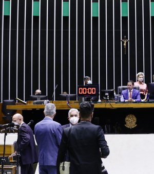 Câmara aprova PEC que dificulta prisão de parlamentares