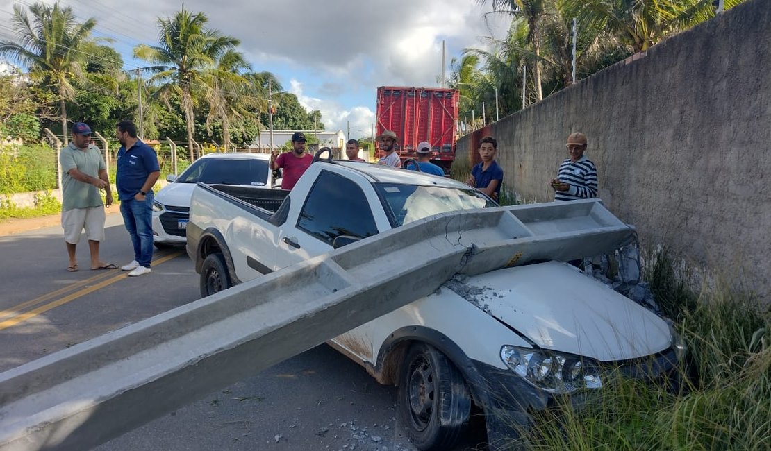 Motorista perde controle de veículo e bate em poste em rodovia de Arapiraca