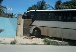 Condutor perde controle de direção e ônibus invade casa