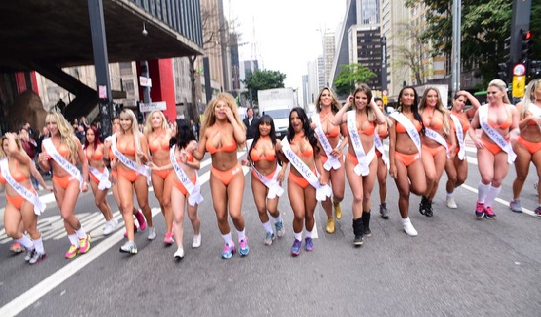 Candidatas a Miss Bumbum disputam corrida, de biquíni, na Av. Paulista