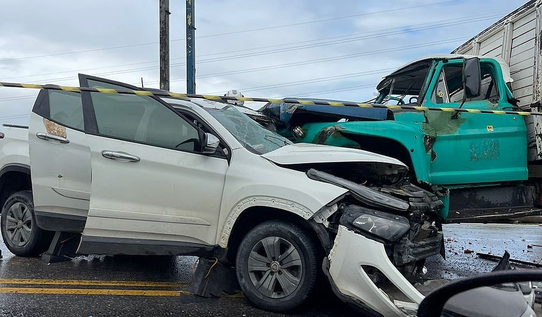 Grave acidente entre caminhão e caminhonete deixa vítima presa às ferragens.em rodovia alagoana