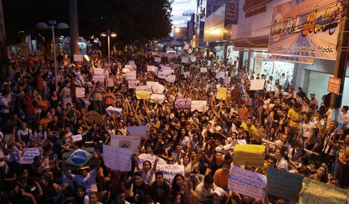 Manifestação leva centenas de jovens às ruas de Arapiraca