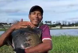 Real ou IA? Vídeo de pescador segurando peixe de cerca de 10kg no Lago da Perucaba viraliza na internet