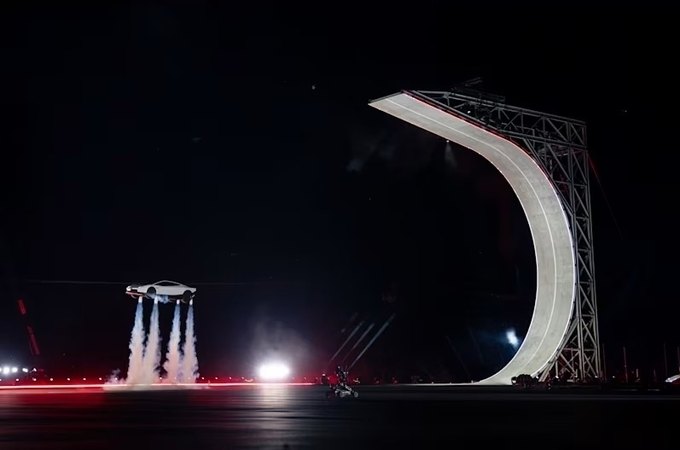 VÍDEO. Tesla Roadster: novo carro de Musk é capaz de voar e promete 100 km/h em 1s