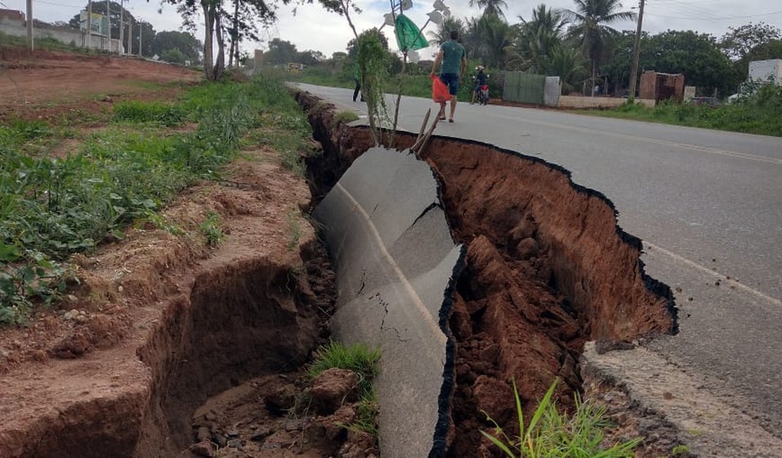 Vídeo. Chuva causa desabamento de parte da AL 485, rodovia que liga Feira Grande a Arapiraca