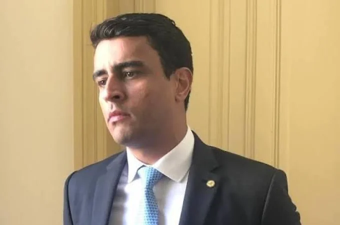 Em meio à desvantagem nas pesquisas, JHC é incluído em disputa pelo Senado