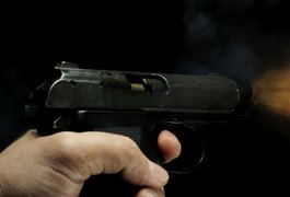 Agente penitenciário é morto a tiros e tem arma roubada, em Maceió
