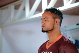 Goleiro Bruno se apresenta espontaneamente à polícia e volta para a prisão