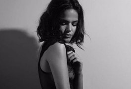 Bruna Marquezine dá beijo na boca de Flora Diegues em protesto a 'cura gay'