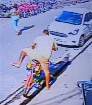Câmera flagra homem furtando bicicleta no Centro de Arapiraca; Assista