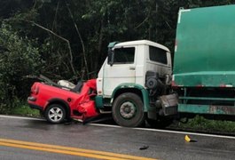 Colisão entre carro e caminhão deixa três pessoas mortas na BR-101