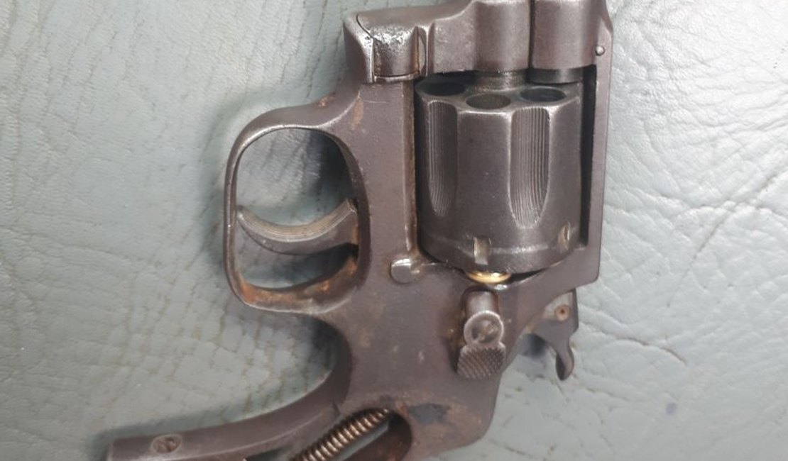 Polícia prende dupla suspeita de assaltar residência e balear vítima em São Sebastião