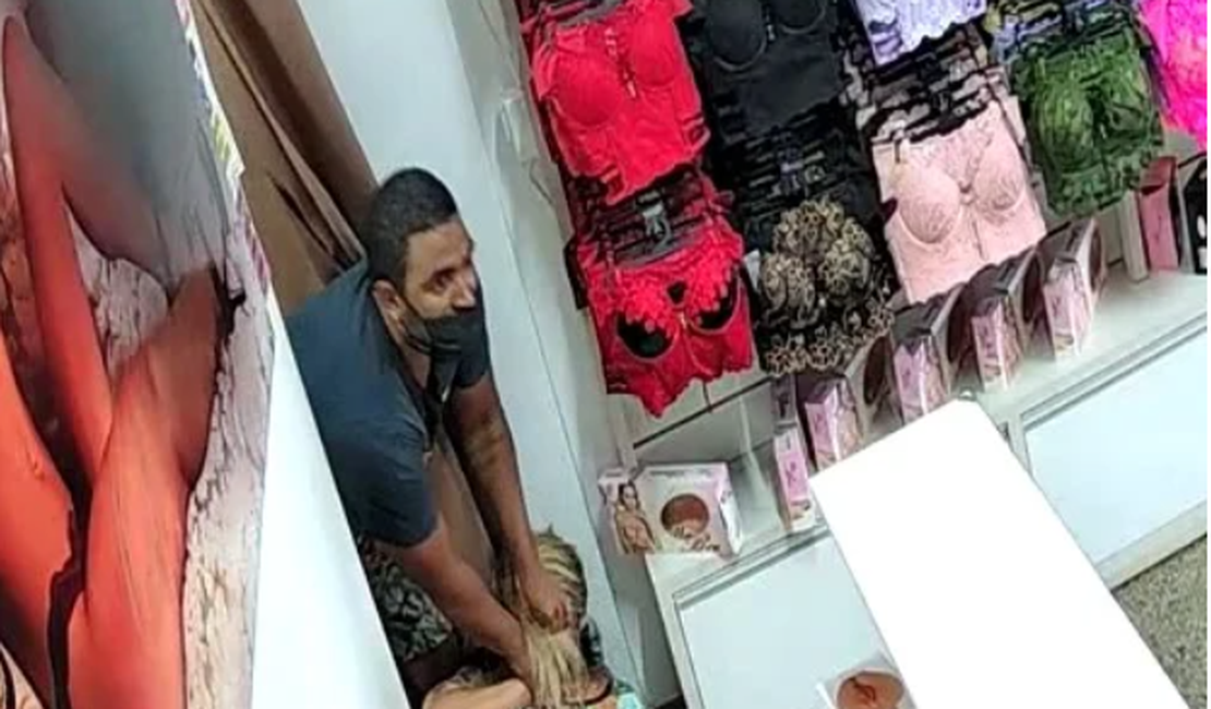 Funcionária de sexshop é sufocada ao tentar fugir de estupro, dentro do estabelecimento