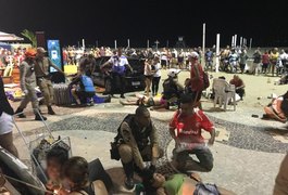 Carro invade calçadão e a Praia de Copacabana e deixa feridos