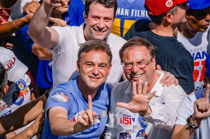Ao lado de Renan e Yale, Daniel Barbosa é recebido por milhares de pessoas em Arapiraca