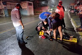 Motociclista perde controle da moto e cai em buraco em Arapiraca