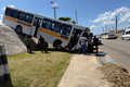 Ônibus escolar cai de ribanceira e atinge pista da AL-215 em Marechal Deodoro