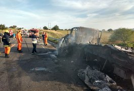 Familiares reconhecem corpos de vítimas carbonizadas em acidente em Palmeira dos Índios