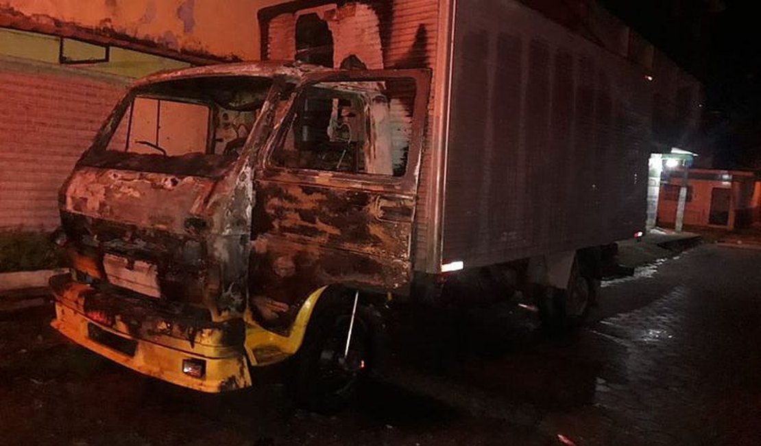 Cabine de caminhão pega fogo em Maceió