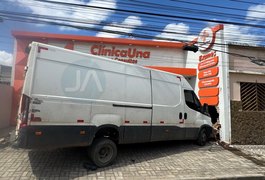 Motorista perde controle e colide van em fachada de clínica e residência no Centro de Arapiraca