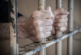 Idoso de 79 anos é preso usando apenas calcinha fio-dental após série de atos obscenos em condomínio