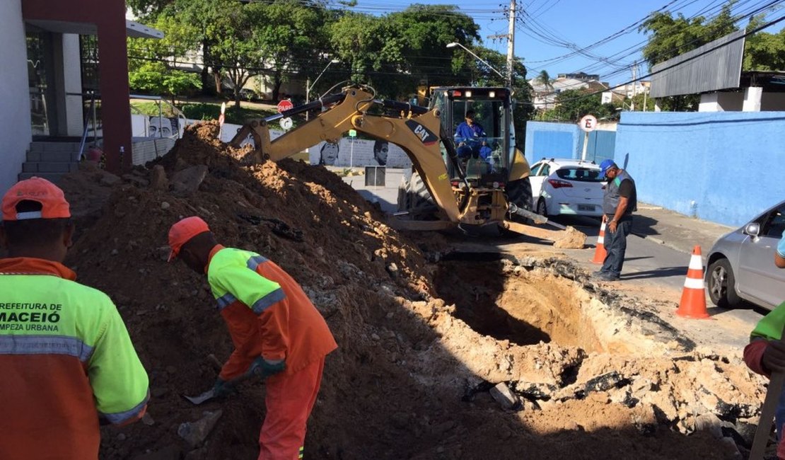 Cratera interdita parcialmente a Rua Saldanha da Gama, no bairro do Farol
