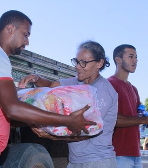 Prefeitura de Penedo mantém ajuda humanitária, com água e comida para a população carente