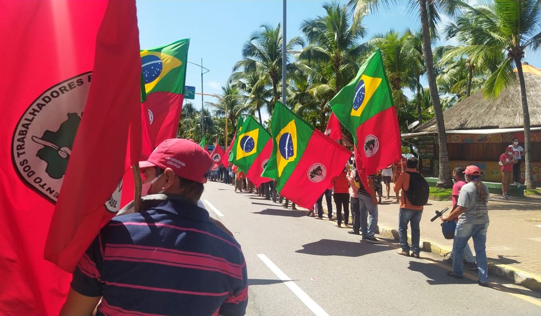 Alagoanos vão às ruas em protesto contra Bolsonaro, em Maceió