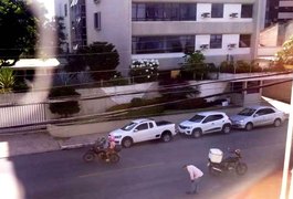 Motociclista é baleado após briga de trânsito no Farol; suspeito fugiu