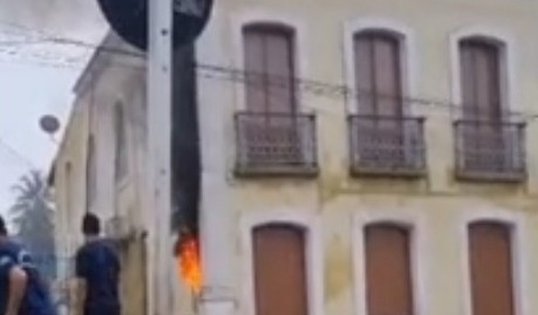 Contador de energia da Prefeitura de Marechal Deodoro incendeia após curto-circuito
