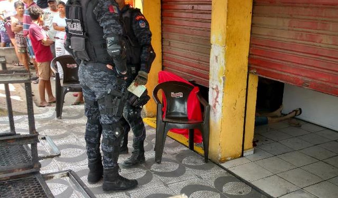 Homem é morto a tiros dentro de estabelecimento comercial no bairro Baixa Grande, em Arapiraca