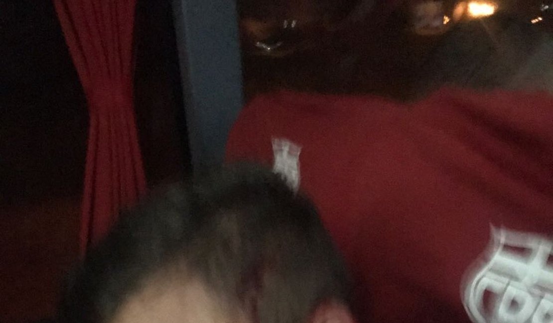 Ônibus do CRB é atacado após sair de estádio em Arapiraca; jogadores ficam feridos