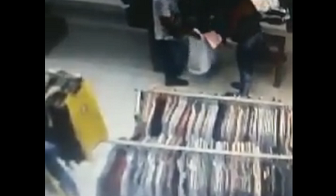 VÍDEO. Casal furta peças de roupa em loja no Centro de São Miguel dos Campos