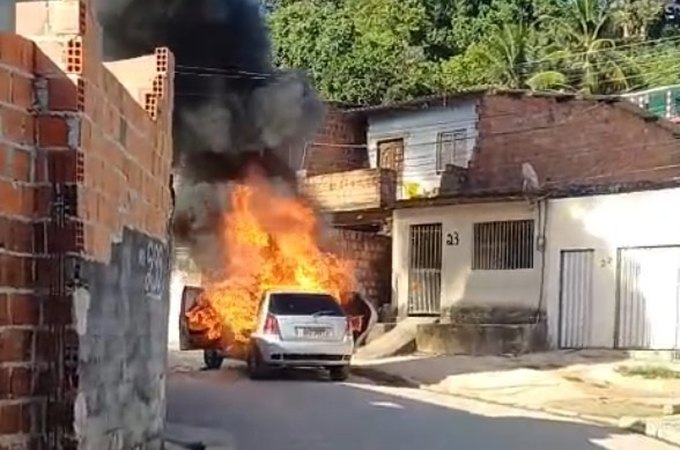 Carro é destruído por incêndio no Benedito Bentes, em Maceió